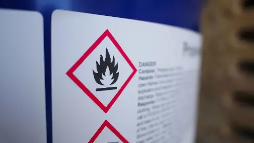Etiquette industrielle produit dangereux 