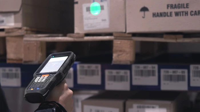 Scanner code-barres en entrepôt pour gestion de stock et traçabilité avec imprimante code-barres